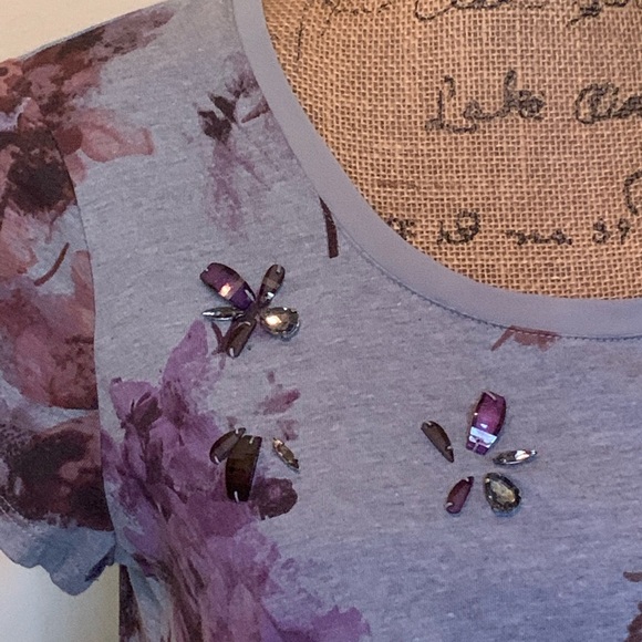 Gorgeous floral petite top-New without tag! - Picture 2 of 3